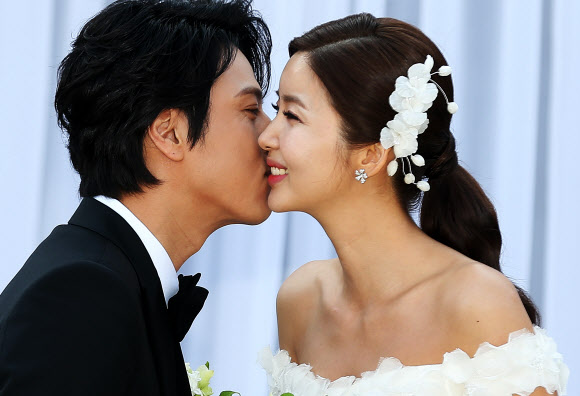 배우 한재석과 박솔미가 21일 오후 서울 광진구 광장동 쉐라톤 그랜드 워커힐호텔에서 웨딩마치를 울린다. 결혼식 전 기자회견에서 한재석과 박솔미가 포즈를 취하고 있다. 연합뉴스