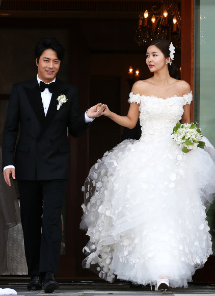 배우 한재석과 박솔미가 21일 오후 서울 광진구 광장동 쉐라톤 그랜드 워커힐호텔에서 웨딩마치를 울린다. 결혼식 전 기자회견에서 한재석과 박솔미가 입장하고 있다. 연합뉴스