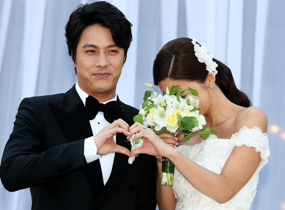 배우 한재석과 박솔미가 21일 오후 서울 광진구 광장동 쉐라톤 그랜드 워커힐호텔에서 웨딩마치를 울린다. 결혼식 전 기자회견에서 한재석과 박솔미가 포즈를 취하고 있다. 연합뉴스