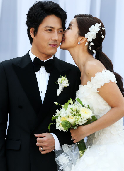 배우 한재석과 박솔미가 21일 오후 서울 광진구 광장동 쉐라톤 그랜드 워커힐호텔에서 웨딩마치를 울린다. 결혼식 전 기자회견에서 한재석과 박솔미가 포즈를 취하고 있다.  연합뉴스