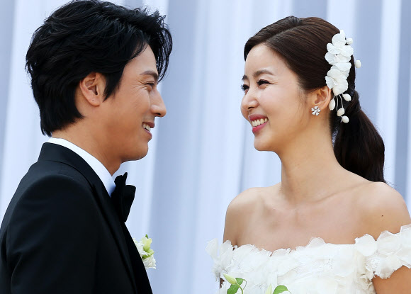 배우 한재석과 박솔미가 21일 오후 서울 광진구 광장동 쉐라톤 그랜드 워커힐호텔에서 웨딩마치를 울린다. 결혼식 전 기자회견에서 한재석과 박솔미가 포즈를 취하고 있다. 연합뉴스