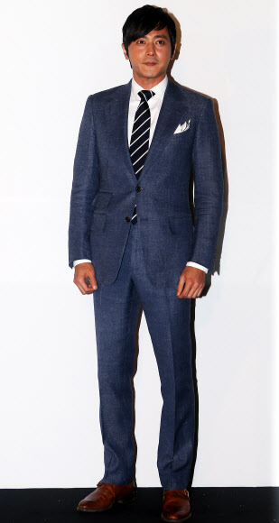 배우 장동건이 21일 오후 서울 광진구 광장동 쉐라톤 그랜드 워커힐호텔에서 열린 배우 한재석과 박솔미 커플의 결혼식에 참석해 포즈를 취하고 있다.  연합뉴스