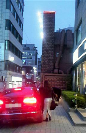 지난 20일 저녁 서울 강남구 논현동의 미용실 앞에서 한 여성이 콜뛰기 차량에 승차하고 있다. 배경헌 기자 baenim@seoul.co.kr