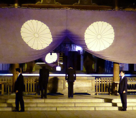 일본 자민당 내각 2인자인 아소 다로 부총리 겸 재무상이 21일 저녁 도쿄 야스쿠니 신사 배전 앞에서 참배하고 있다. 도쿄 교도 연합뉴스