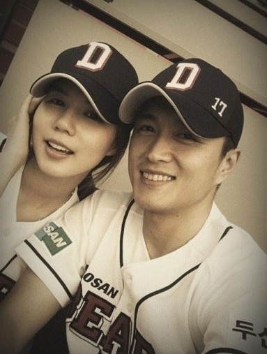 박시은(왼쪽)과 진태현 커플이 결혼설에 휩싸였다. <br>진태현 트위터 <br>