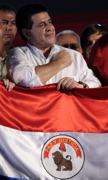 21일(현지시간) 치러진 파라과이 대통령 선거에서 오라시오 카르테스 콜로라도당 후보가 수도 아순시온에서 자신의 승리가 선언되자 지지자들을 향해 인사하고 있다. 