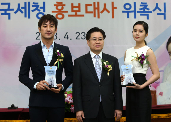 23일 오전 서울 종로구 수송동 국세청 회의실에서 열린 ‘2013 국세청 홍보대사 위촉식’에서 배우 엄태웅(왼쪽부터), 김덕중 청장, 한가인이 기념촬영을 하고 있다. 연합뉴스