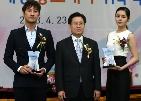 23일 오전 서울 종로구 수송동 국세청 회의실에서 열린 ‘2013 국세청 홍보대사 위촉식’에서 배우 엄태웅(왼쪽부터), 김덕중 청장, 한가인이 기념촬영을 하고 있다. 연합뉴스