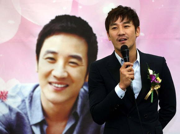 23일 오전 서울 종로구 수송동 국세청 회의실에서 열린 ‘2013 국세청 홍보대사 위촉식’에서 배우 엄태웅이 위촉소감을 말하고 있다. 연합뉴스