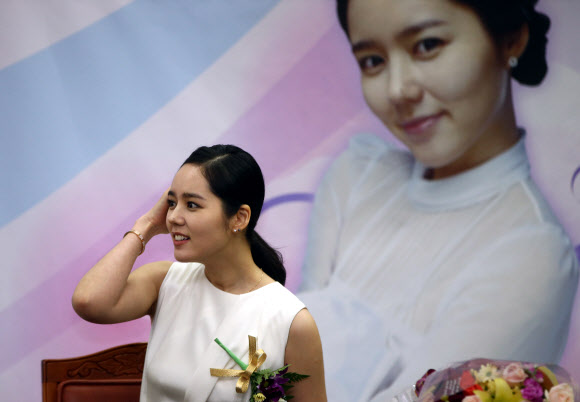 23일 오전 서울 종로구 수송동 국세청 회의실에서 열린 ‘2013 국세청 홍보대사 위촉식’에서 배우 한가인이 밝게 웃고 있다. 연합뉴스