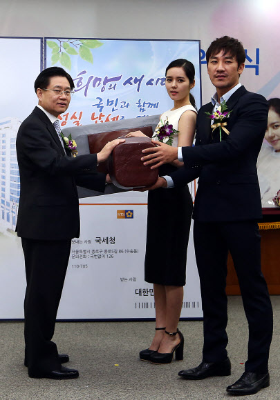 23일 오전 서울 종로구 수송동 국세청 회의실에서 열린 ‘2013 국세청 홍보대사 위촉식’에서 김덕중 청장(왼쪽부터), 배우 한가인, 엄태웅이 성십납세 퍼포먼스를 펼치고 있다. 연합뉴스