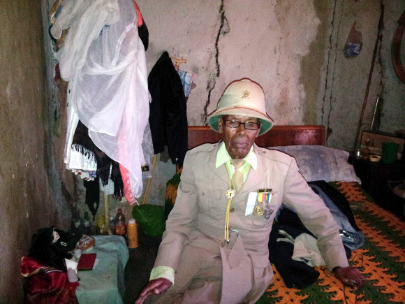6·25전쟁 때 참전했던 게르마 알타예(80)씨가 에티오피아의 수도 아디스아바바 시내에 있는 자신의 집 안방에 앉아 있다. 그는 “집이 무너져가고 비가 새서 어떻게 해야 할지 모르겠다”고 하소연했다. 연합뉴스