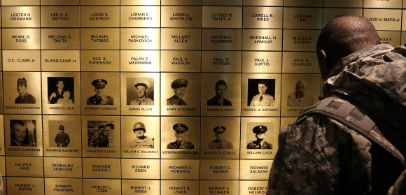 1950년 6.25전쟁 당시 서울 방어를 위해 참전한 UN군이 첫 전투를 벌인 경기도 오산시 외삼미동에 ‘유엔군 초전 기념관’이 23일 오전 문을 열어 주한 미군들이 당시 전투에 참여했던 미군 스미스 특수임무 부대원의 사진과 이름을 살펴보고 있다. 연합뉴스