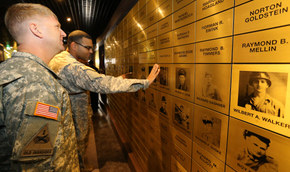 1950년 6.25전쟁 당시 서울 방어를 위해 참전한 UN군이 첫 전투를 벌인 경기도 오산시 외삼미동에 ‘유엔군 초전 기념관’이 23일 오전 문을 열어 주한 미군들이 당시 전투에 참여했던 미군 스미스 특수임무 부대원의 사진과 이름을 살펴보고 있다. 연합뉴스
