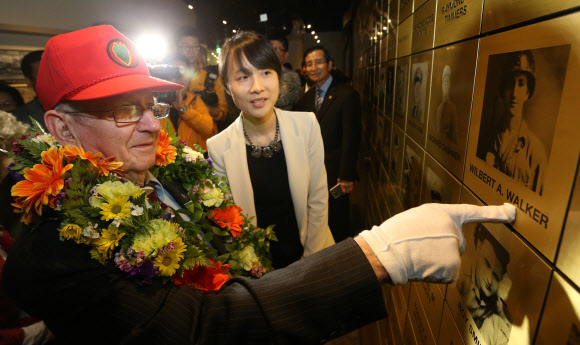 1950년 6.25전쟁 당시 서울 방어를 위해 참전한 UN군이 첫 전투를 벌인 경기도 오산시 외삼미동에 ‘유엔군 초전 기념관’이 23일 오전 문을 열어 당시 전투에 참여했던 미군 스미스 특수임무 부대원 윌버트 워커(왼쪽)씨가 자신의 사진과 이름을 살펴보고 있다. 연합뉴스
