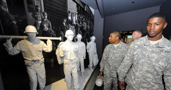 1950년 6.25전쟁 당시 서울 방어를 위해 참전한 UN군이 첫 전투를 벌인 경기도 오산시 외삼미동에 ‘유엔군 초전 기념관’이 23일 오전 문을 열어 주한 미군들이 당시 전투를 벌였던 미군 스미스 특수임무 부대원의 활약상을 살펴보고 있다.  연합뉴스