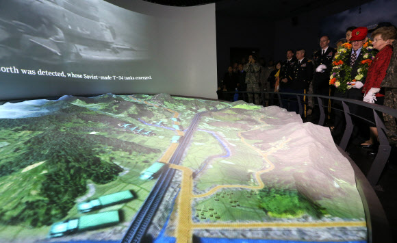 1950년 6.25전쟁 당시 서울 방어를 위해 참전한 UN군이 첫 전투를 벌인 경기도 오산시 외삼미동에 ‘유엔군 초전 기념관’이 23일 오전 문을 열어 한미 참석자들이 당시 전투를 벌였던 미군 스미스 특수임무 부대원의 활약상을 살펴보고 있다.  연합뉴스