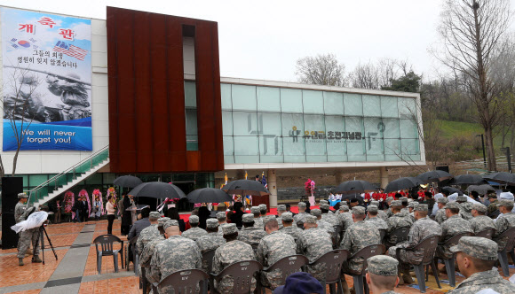 1950년 6.25전쟁 당시 서울 방어를 위해 참전한 UN군이 첫 전투를 벌인 경기도 오산시 외삼미동에 ‘유엔군 초전 기념관’이 23일 오전 문을 열어 주한미군 등이 참석한 가운데 개관식이 열리고 있다. 연합뉴스