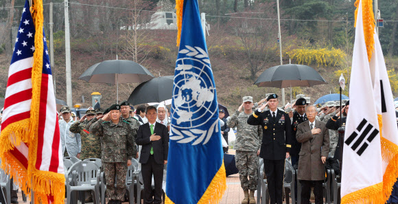 1950년 6.25전쟁 당시 서울 방어를 위해 참전한 UN군이 첫 전투를 벌인 경기도 오산시 외삼미동에 ‘유엔군 초전 기념관’이 23일 오전 문을 열어 참석자들이 국기에 대한 경례를 하고 있다.  연합뉴스