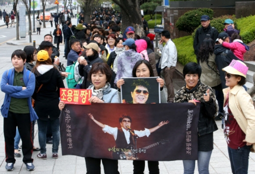 23일 오전 발매된 앨범을 사기 위해 종로구 영풍문고 앞에 길게 줄을 선 팬들이 조용필의 대형사진과 플래카드를 들고 환하게 웃는 모습이다.<br>연합뉴스<br>