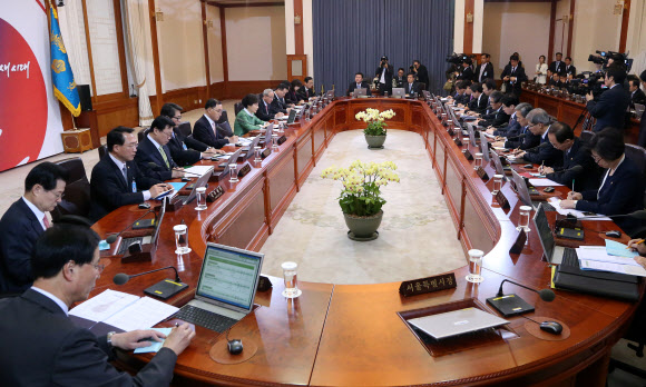박근혜(왼쪽 가운데) 대통령이 23일 청와대 세종실에서 정부 출범 후 신임 국무위원 18명이 모두 참석한 첫 국무회의를 주재하며 모두 발언을 하고 있다. 연합뉴스