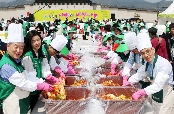 4일 오후 서울 광화문광장에서 열린 ‘청정원 사랑의 반찬나눔’ 행사에서 명형섭 대상㈜ 대표, 대상 홍초 전속모델 전지현, 김상범 서울시 부시장 및 청정원 임직원 및 봉사단원들이 김치를 만들고 있다. 대상㈜ 청정원이 서울시사회복지협의회와 함께 진행한 이번 행사에서는 3가지 종류의 김치와 5가지 반찬으로 구성된 반찬세트 2,000개를 저소득층 가정에 전달할 예정이다. 연합뉴스