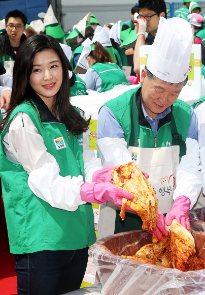 24일 오후 서울 광화문광장에서 열린 ‘청정원 사랑의 반찬나눔’ 행사에서 명형섭 대상㈜ 대표, 대상 홍초 전속모델 전지현, 김상범 서울시 부시장 및 청정원 임직원 및 봉사단원들이 김치를 만들고 있다. 대상㈜ 청정원이 서울시사회복지협의회와 함께 진행한 이번 행사에서는 3가지 종류의 김치와 5가지 반찬으로 구성된 반찬세트 2,000개를 저소득층 가정에 전달할 예정이다. 연합뉴스