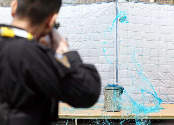 인천 해양경찰서는 해외에서 불법 총기를 밀반입해 국내에 유통한 혐의(총포도검화약류 등 단속법위반)로 A(29)씨 등 4명을 검거했다고 24일 밝혔다. 이들은 지난해 10월부터 최근까지 중국, 홍콩 등 해외에서 밀반입한 공기소총, 모의총기 등 불법 총기류 31점을 인터넷 쇼핑몰에 판매한 혐의를 받고 있다. 사진은 이날 경찰이 압수한 불법 총기를 시연하는 모습. 연합뉴스 