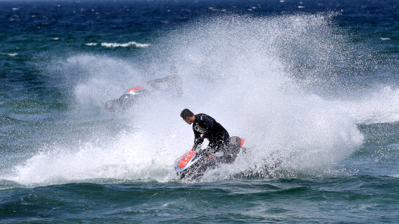 낮 최고기온이 영상 22도까지 올라간 24일 강원 강릉시 안목 해변 앞바다에서 제트스키가 거대한 물보라를 일으키며 봄바다를 누비고 있다.  연합뉴스