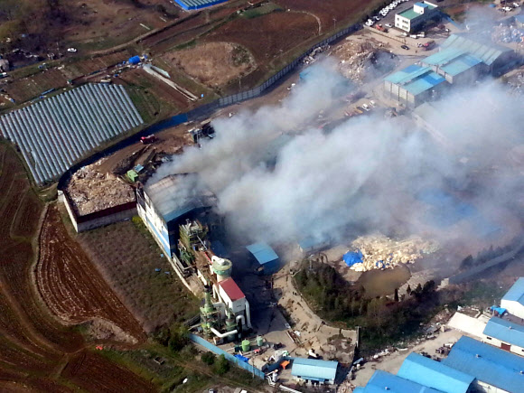 24일 오후 2시20분께 전북 전주시 여의동의 한 폐기물처리공장 소각로 인근에서 불이 나 2명이 숨지고 6명이 다쳤다.  익산산림항공관리소