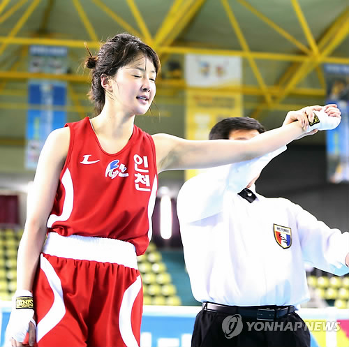 2013 복싱 국가대표 최종 선발전 결승경기가 24일 충북 충주체육관에서 열린 가운데 여자 일반 -48kg급에 출전한 이시영(인천.왼쪽)이 김다솜(수원)에게 승리를 거뒀다.