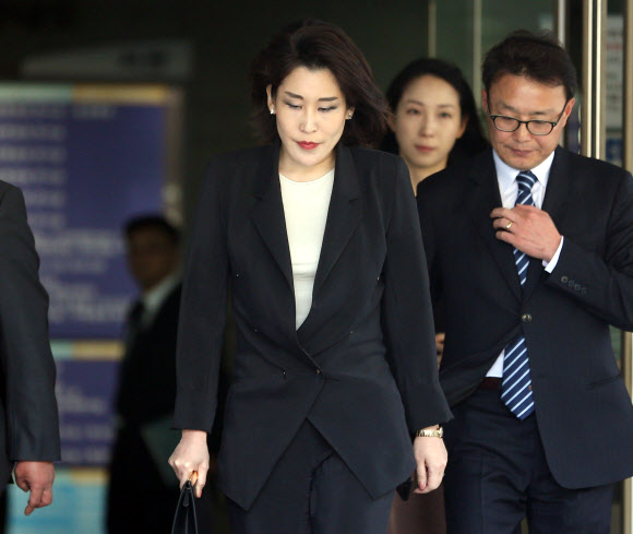 정유경 신세계 부사장이 24일 오전 국회 청문회 불출석 등의 혐의로 벌금 1000만원을 선고받은 뒤 서울중앙지법을 나서고 있다. 