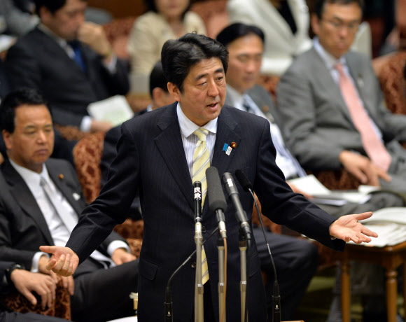아베 신조 일본 총리가 23일 도쿄 국회의사당에서 열린 참의원 예산위원회에서 야당 의원의 질의에 답변하고 있다. 