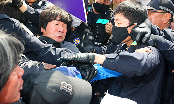 25일 오전 제주해군기지(민군복합형 관광미항) 공사장 앞에서 ‘제주군사기지 저지와 평화의 섬 실현을 위한 범도민대책위원회’가 경찰의 ‘강정현장 강경대응방침규탄 기자회견’을 연 가운데 활동가들과 경찰의 충돌이 벌어졌다. 연합뉴스