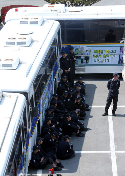 진주의료원 해산 조례안 처리방안을 논의할 경남도의회 긴급 임시회가 열리는 25일 도의회 앞에 경찰 차벽이 설치됐지만 출입구는 활짝 열려 있다.지난 18일 경찰과 노조가 격렬하게 대치했던 상황과는 대조를 보이고 있다. 연합뉴스
