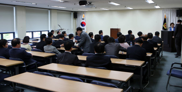 25일 오후 경남도의회 대회의실에서 새누리당 경남도의원들의 총회가 열리고 있다.의원들은 진주의료원 해산 조례안 처리에 내부 입장을 조율하기 위해 문을 잠그고 비공개로 회의를 진행했다. 연합뉴스