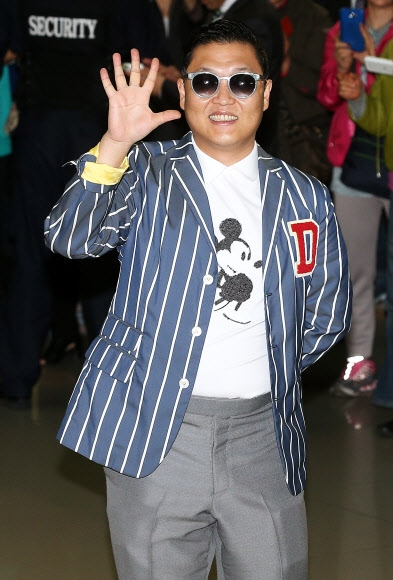 가수 싸이가 신곡 ‘젠틀맨’의 본격적인 프로모션을 위해 25일 오전 인천국제공항을 통해 미국으로 출국하기에 앞서 손을 흔들며 밝게 웃고 있다.<br>연합뉴스