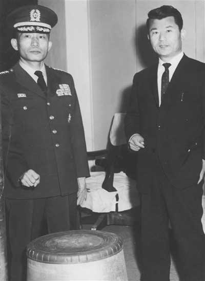 까치글방 제공 　황용주(오른쪽)가 1962년 12월 박정희 당시 최고회의 의장과 얘기를 나누는 모습. 둘이 공유했던 신앙은 ‘국가와 혁명과 나’였다는 것이 안경환 교수의 단언이다. 　 
