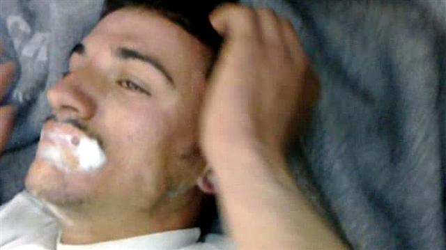 시리아 알레포에서 정부군이 살포한 것으로 추정되는 사린가스 공격을 받은 한 남자가 환각 증상을 보이며 입에 거품을 물고 있다. 시리아의 한 의사가 촬영한 화면으로 영국 일간 더타임스가 26일 홈페이지에 영상을 공개했다. 