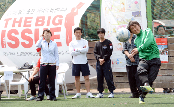 홈리스월드컵 국가대표선발전에 도전한 한 남성이 26일 서울 영등포공원 풋살경기장에서 다른 참가자들이 지켜보는 가운데 축구공을 힘껏 차고 있다. 