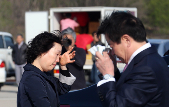 개성공단 입주 기업 관계자들이 지난 27일 오후 경기 파주 남북출입사무소 물류센터 앞에서 눈물을 흘리고 있다. 손형준 기자 boltagoo@seoul.co.kr 