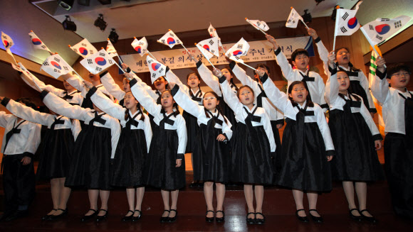 매헌(梅軒) 윤봉길의사 상하이의거 81주년 기념식이 29일 오전 양재동 매헌기념관에서 열렸다. 윤 의사는 1932년 4월 29일 일왕(日王)의 생일을 맞아 일본군이 상하이 점령 전승경축식을 상해 홍커우공원에서 거행하자 의거를 감행, 일본의 수뇌부를 폭사시켰다. 사진은 이날 어린이합창단의 공연 모습. 연합뉴스