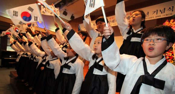 매헌(梅軒) 윤봉길의사 상하이의거 81주년 기념식이 29일 오전 양재동 매헌기념관에서 열렸다. 윤 의사는 1932년 4월 29일 일왕(日王)의 생일을 맞아 일본군이 상하이 점령 전승경축식을 상해 홍커우공원에서 거행하자 의거를 감행, 일본의 수뇌부를 폭사시켰다. 사진은 이날 어린이합창단의 공연 모습. 연합뉴스