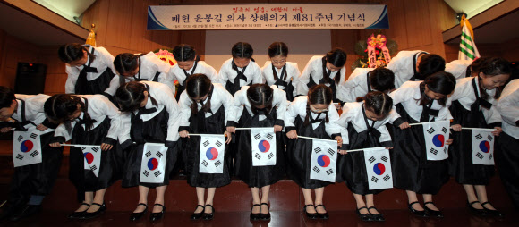 매헌(梅軒) 윤봉길의사 상하이의거 81주년 기념식이 29일 오전 양재동 매헌기념관에서 열렸다. 윤 의사는 1932년 4월 29일 일왕(日王)의 생일을 맞아 일본군이 상하이 점령 전승경축식을 상해 홍커우공원에서 거행하자 의거를 감행, 일본의 수뇌부를 폭사시켰다. 사진은 이날 어린이합창단의 공연 모습. 연합뉴스