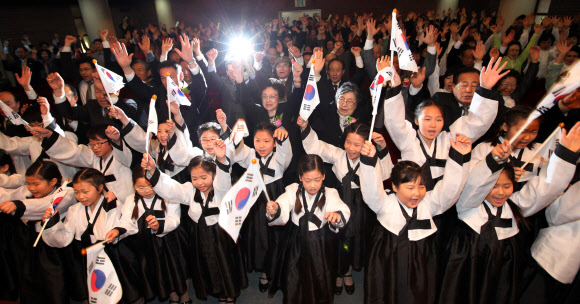 매헌(梅軒) 윤봉길의사 상하이의거 81주년 기념식이 29일 오전 양재동 매헌기념관에서 열렸다. 윤 의사는 1932년 4월 29일 일왕(日王)의 생일을 맞아 일본군이 상하이 점령 전승경축식을 상해 홍커우공원에서 거행하자 의거를 감행, 일본의 수뇌부를 폭사시켰다. 사진은 이날 어린이합창단의 공연 모습. 연합뉴스