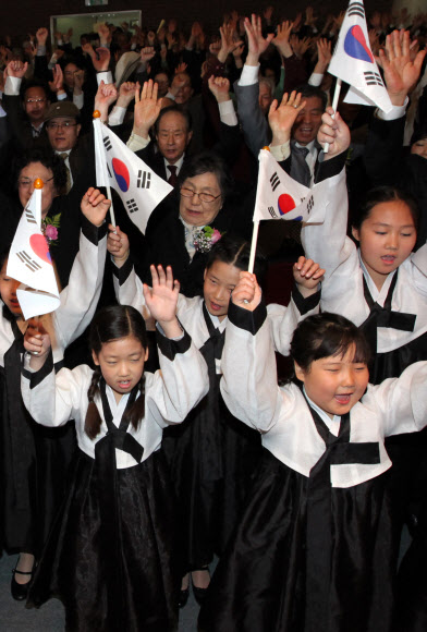 매헌(梅軒) 윤봉길의사 상하이의거 81주년 기념식이 29일 오전 양재동 매헌기념관에서 열렸다. 윤 의사는 1932년 4월 29일 일왕(日王)의 생일을 맞아 일본군이 상하이 점령 전승경축식을 상해 홍커우공원에서 거행하자 의거를 감행, 일본의 수뇌부를 폭사시켰다. 사진은 이날 어린이합창단의 공연 모습. 연합뉴스