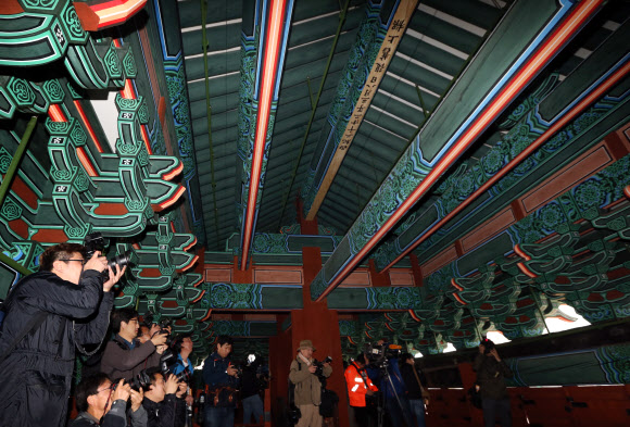 숭례문이 공개된 29일 오전 취재진이 내부를 촬영하고 있다. 방화로 소실된 지 5년 3개월 만에 완공을 앞둔 숭례문은 30일 복구공사를 마치고 다음 달 4일 복구 기념식을 열어 시민의 품으로 돌아온다.  연합뉴스