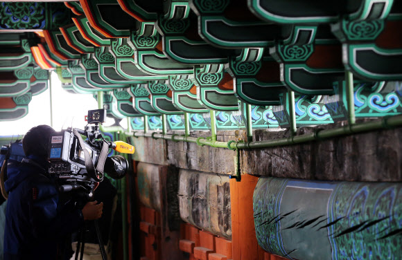 숭례문이 공개된 29일 오전 취재진이 내부를 촬영하고 있다. 방화로 소실된 지 5년 3개월 만에 완공을 앞둔 숭례문은 30일 복구공사를 마치고 다음 달 4일 복구 기념식을 열어 시민의 품으로 돌아온다.  연합뉴스