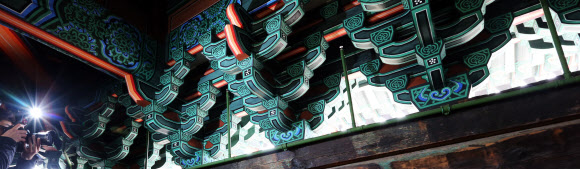 숭례문이 공개된 29일 오전 취재진이 내부를 촬영하고 있다. 방화로 소실된 지 5년 3개월 만에 완공을 앞둔 숭례문은 30일 복구공사를 마치고 다음 달 4일 복구 기념식을 열어 시민의 품으로 돌아온다. 연합뉴스