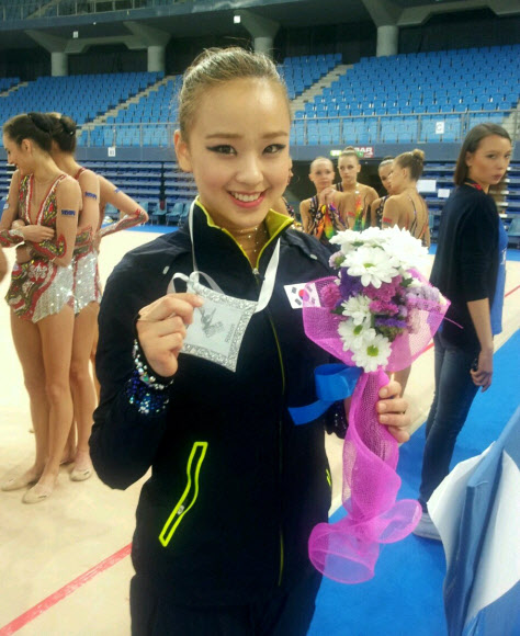 한국 선수 최초로 월드컵에서 은메달을 딴 리듬체조 ‘요정’ 손연재가 28일(이하 현지시간) 이탈리아 페사로에서 열린 국제체조연맹(FIG) 월드컵대회 개인 종목별 결선 리본 종목 시상식에서 은메달을 목에 걸고 기뻐하고 있다.  연합뉴스